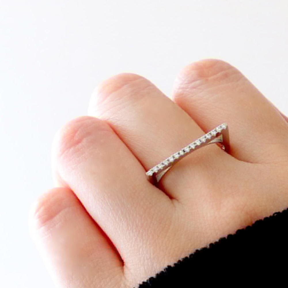 Gorgeous Silver & Diamond Sparkle Bar Ring.